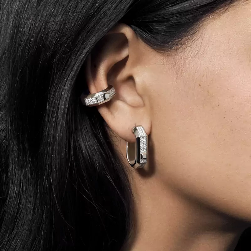 Moderniste single pavé hoop earring medium