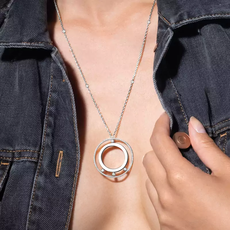 Move Romane long necklace