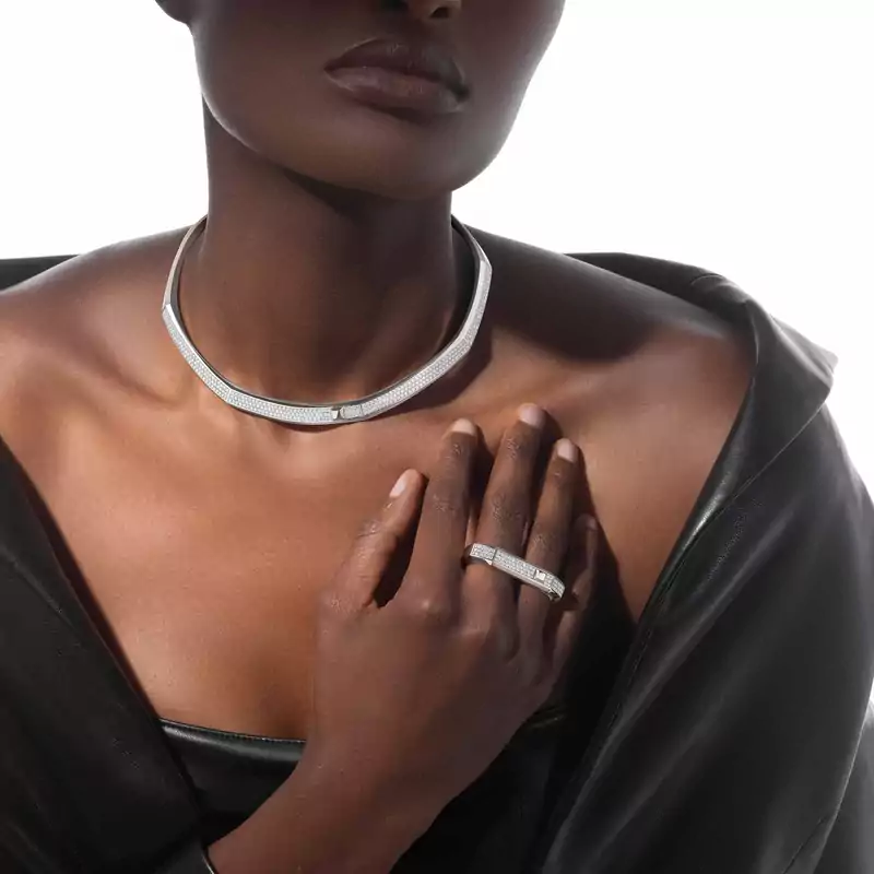 Collier ras-de-cou Moderniste