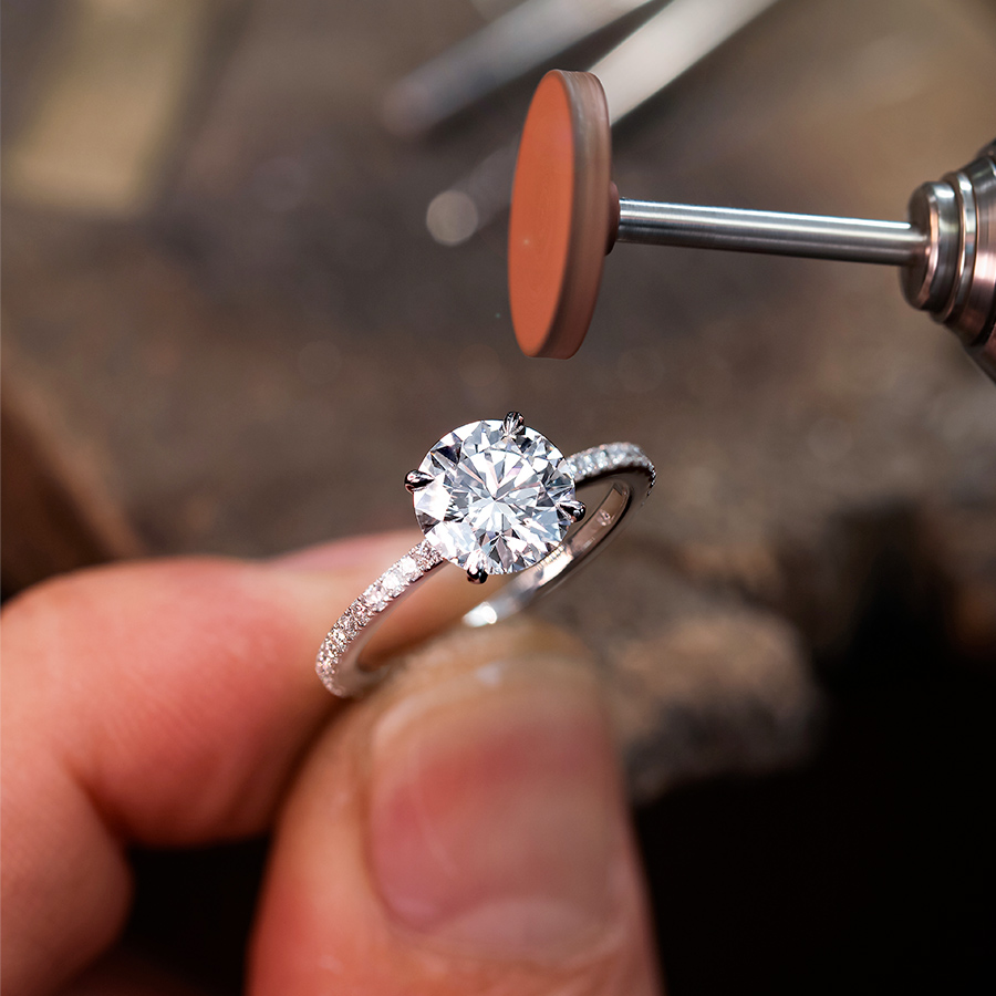 Diamond ring: brilliant cut